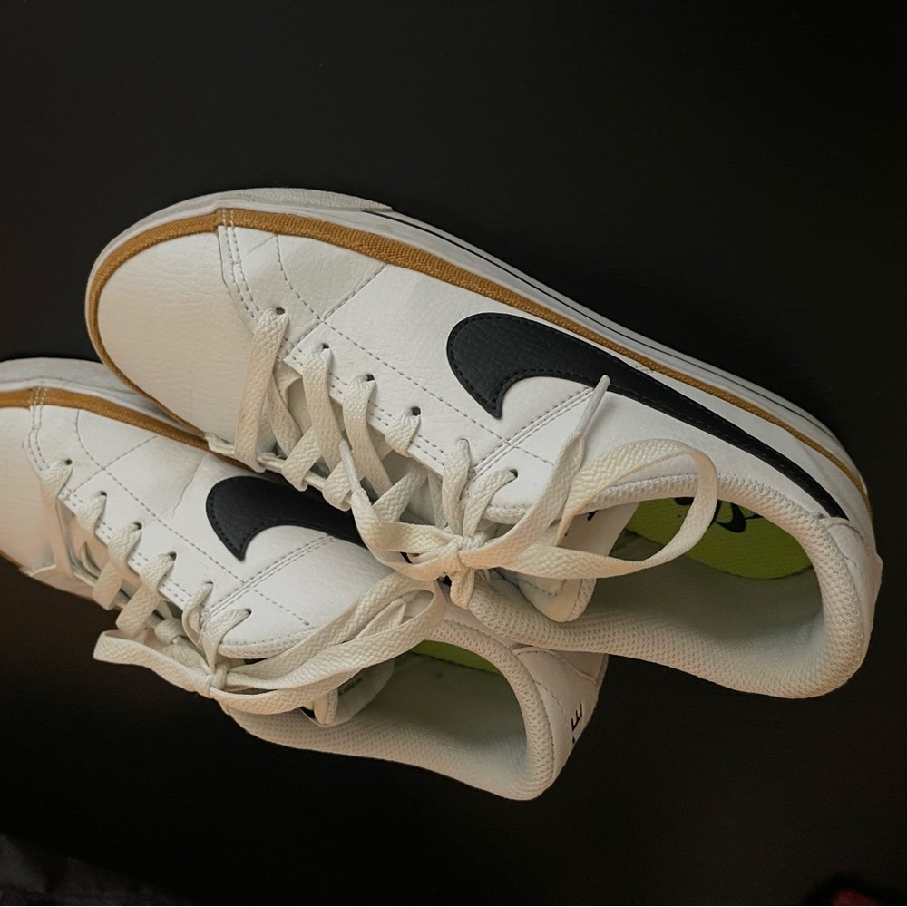 Women’s Nike tennis shoes size 7.5